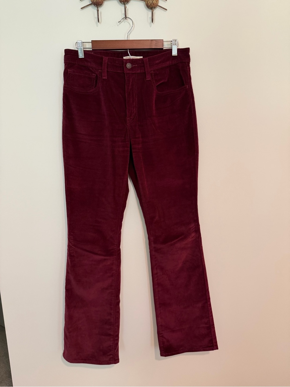 *LIKE NEW* LEVI’s 725 High Rise Bootcut Corduroy Bootcut Pants, cranberry